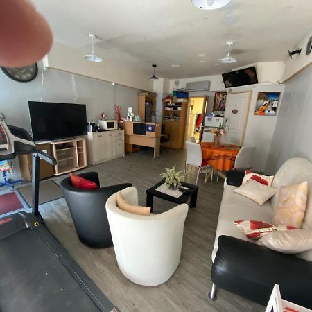 Four A Ban Apartment Mer Luaran gambar