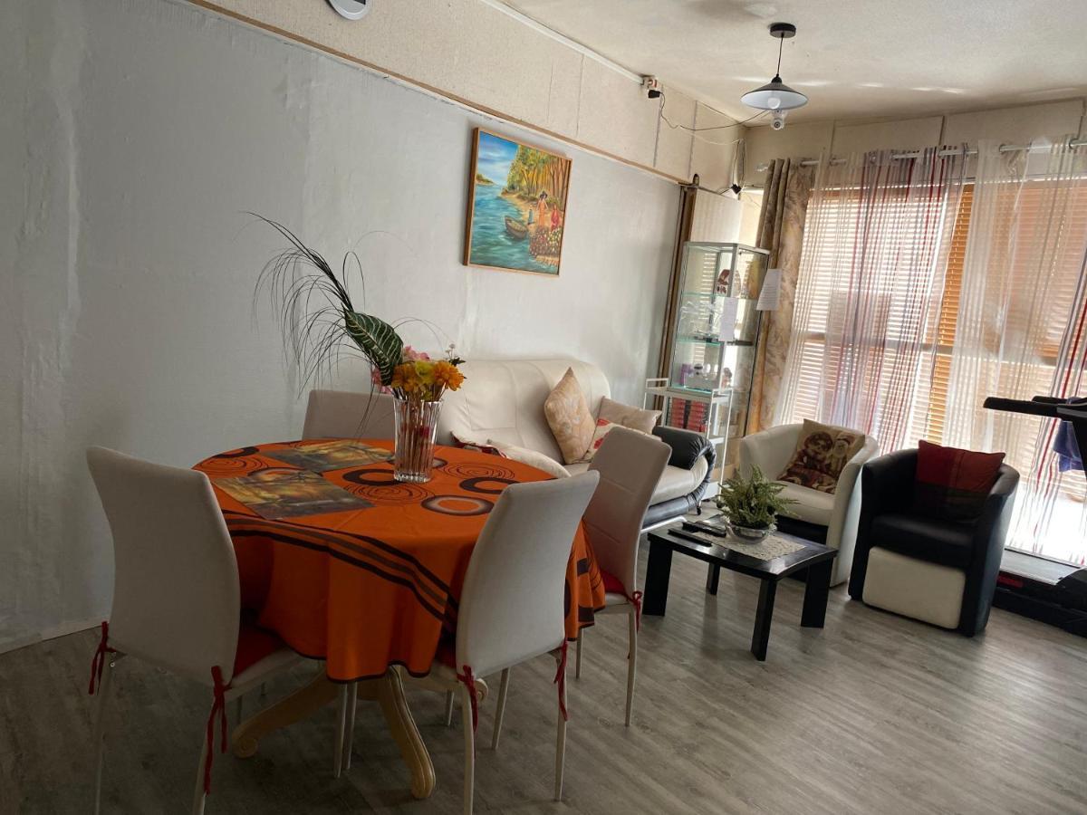 Four A Ban Apartment Mer Luaran gambar