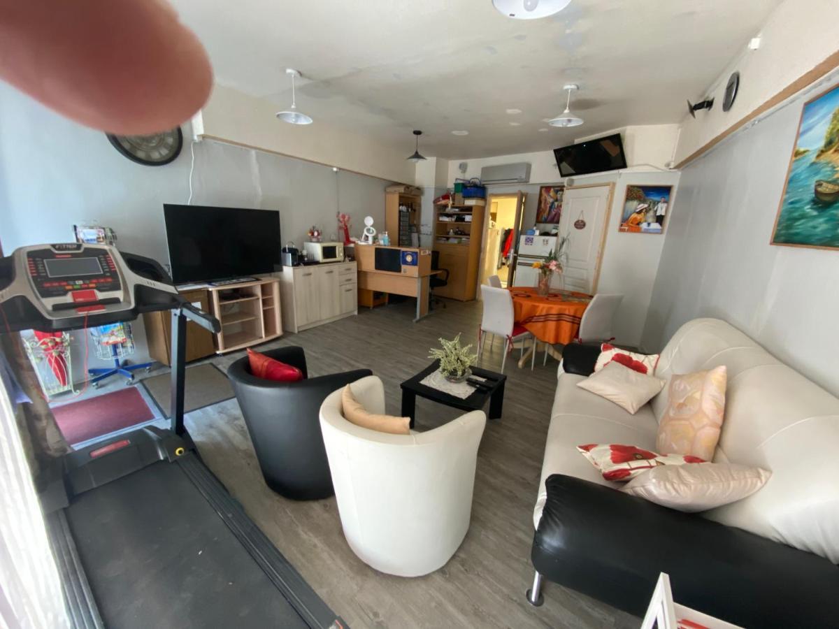Four A Ban Apartment Mer Luaran gambar